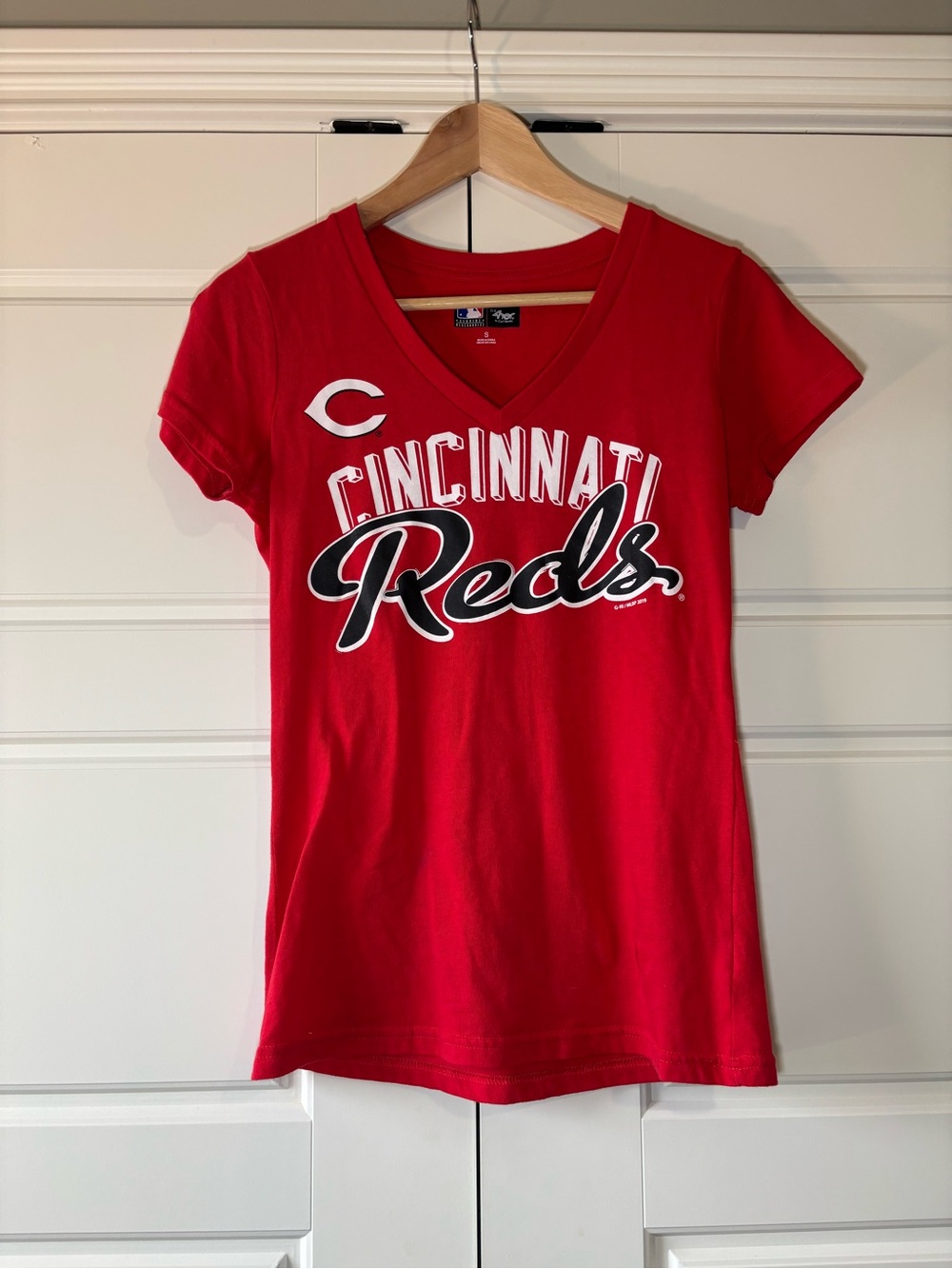 MLB Cincinnati Reds Red V-Neck Fan Tee-Size Small